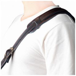 sangle de guitare réglable en cuir véritable 120-145cm vue devant portée