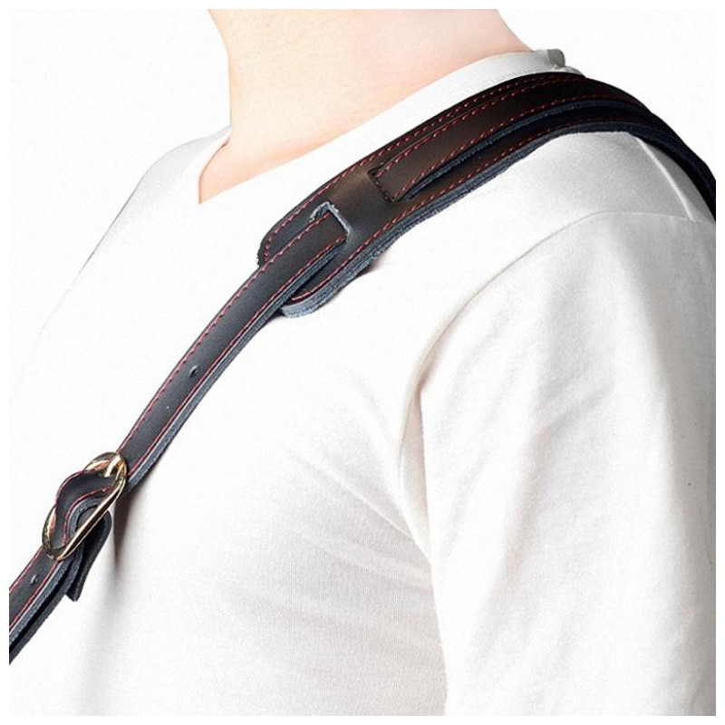 sangle de guitare réglable en cuir véritable 120-145cm vue devant portée
