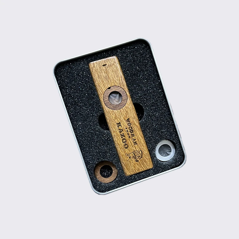 Magnifique Kazoo en bois dans un étui en métal