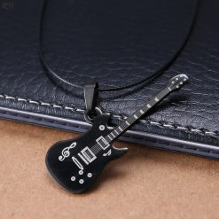 Pendentif guitare noire pleine avec lacet