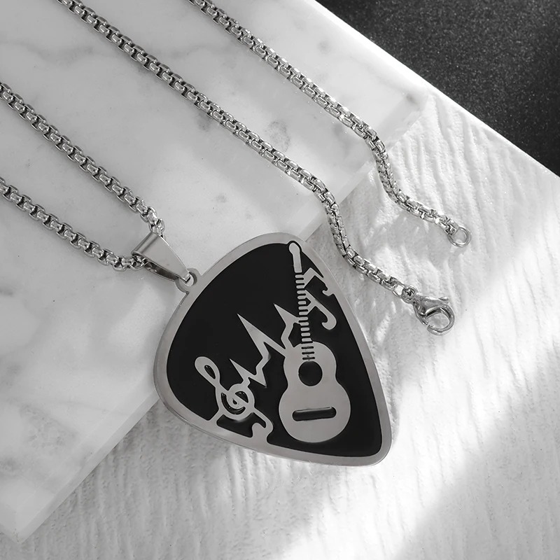 détails du Magnifique Gros pendentif médiator en métal