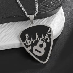 vus détaillée du gros pendentif médiator en métal