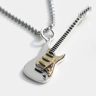 Detalles del Colgante de Guitarra Eléctrica en Plata y Oro