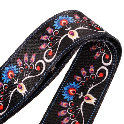 Primer plano de la correa de banjo con diseño bohemio de flores