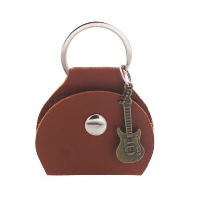 Llavero de púas con guitarra de color marrón