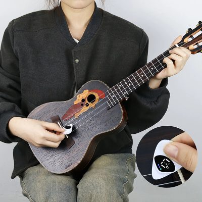 Vue détaillée Accordeur Médiator 2-en-1 – Tuner Tempérament 12 Tons pour Guitare & Ukulélé