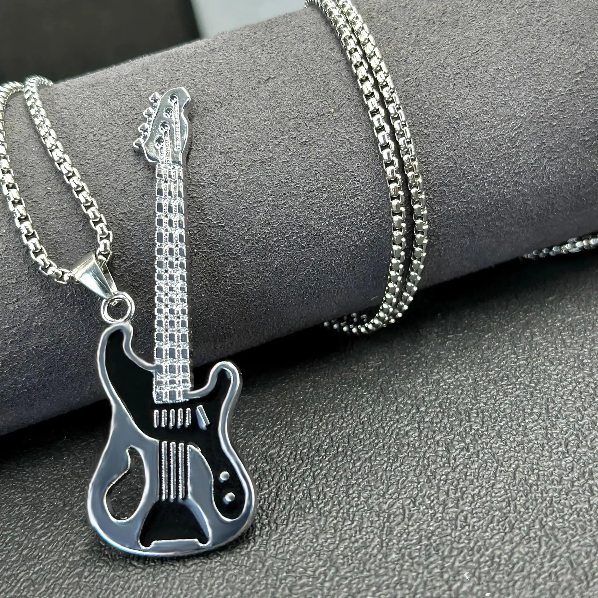 Détails du Magnifique Collier Guitare Shred